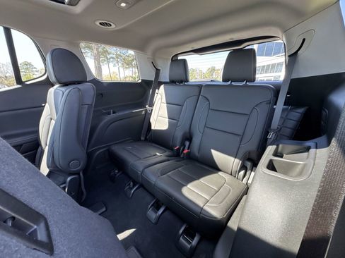 Used 2023 GMC Acadia SLT image 32