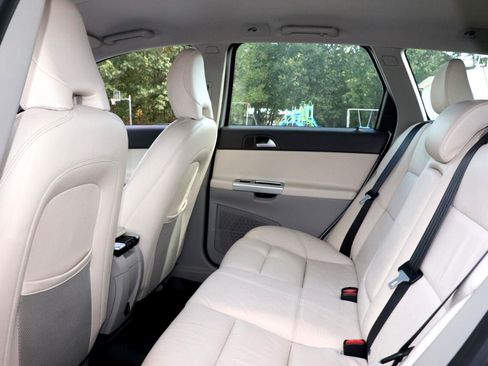 Used 2011 Volvo V50 T5 image 13