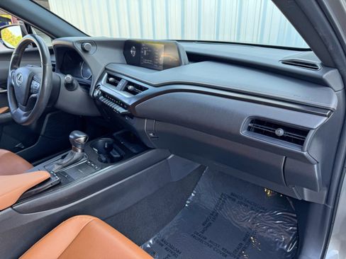 Used 2021 Lexus UX 200 image 13