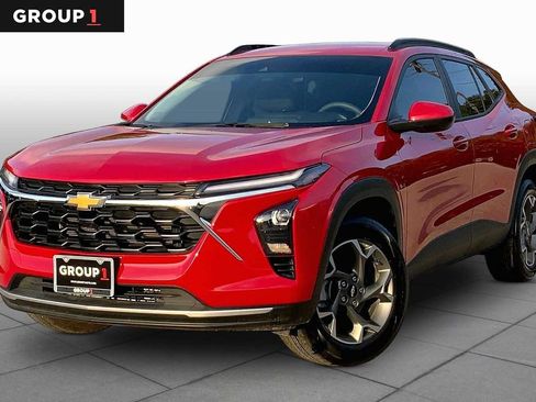 Used 2026 Chevrolet Trax LT FWD image 1