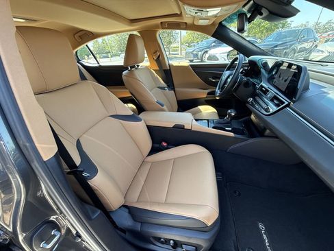 Used 2025 Lexus ES 350 w/ Premium Package image 16