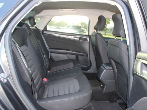 Used 2018 Ford Fusion SE image 18