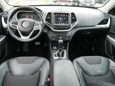 Used 2018 Jeep Cherokee Latitude Plus w/ Cold Weather Group AWD/4WD image 10