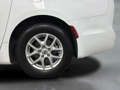 Used 2021 Chrysler Pacifica Touring-L FWD image 39