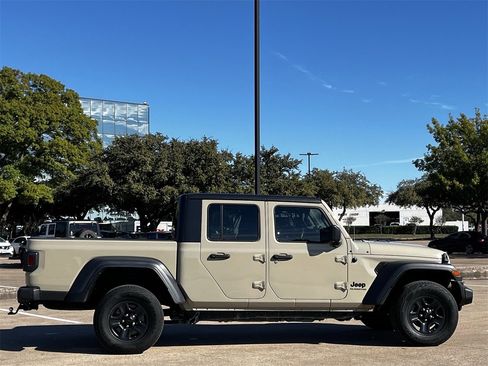 Used 2020 Jeep Gladiator Sport image 3