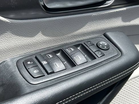Used 2024 Chrysler Pacifica Touring-L FWD image 19