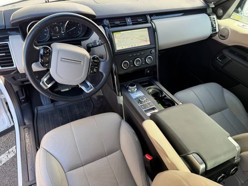 Used 2019 Land Rover Discovery SE image 24