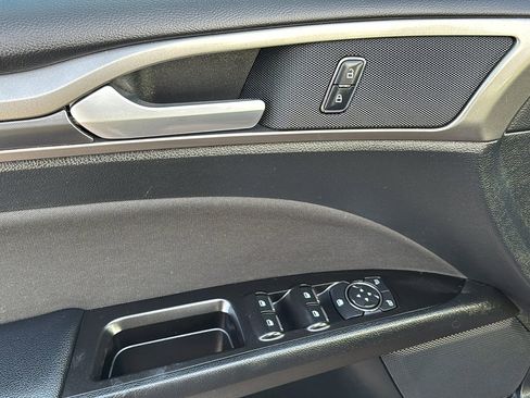 Used 2017 Ford Fusion SE w/ Equipment Group 201A image 25