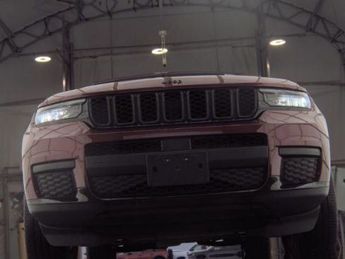 Used 2023 Jeep Grand Cherokee L Laredo image 3