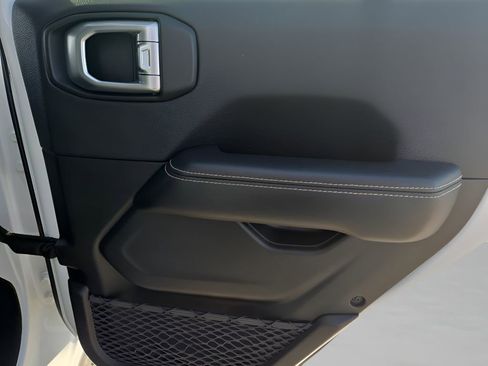 Used 2020 Jeep Wrangler Unlimited Sahara image 27