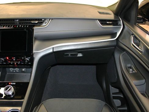 New 2025 Jeep Grand Cherokee Altitude image 30