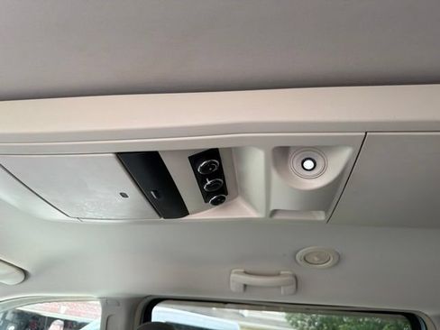 Used 2010 Chrysler Town & Country Touring FWD image 17