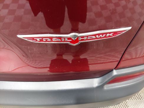 Used 2019 Jeep Cherokee Trailhawk AWD/4WD image 3