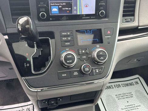 Used 2018 Toyota Sienna XLE image 15
