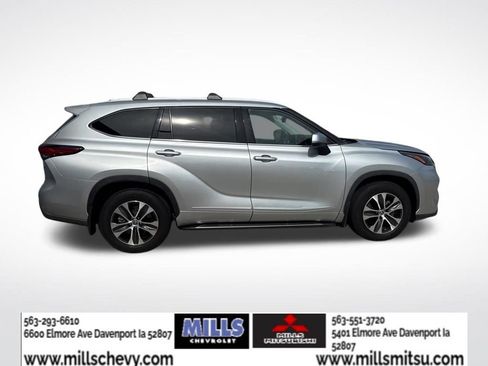 Used 2022 Toyota Highlander XLE AWD/4WD image 6
