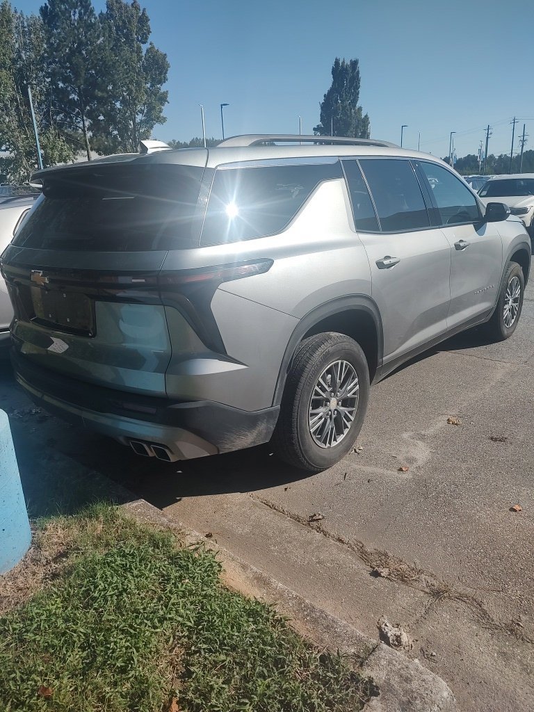 Used 2025 Chevrolet Traverse LT FWD image 3