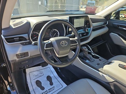 Used 2022 Toyota Highlander XLE image 21