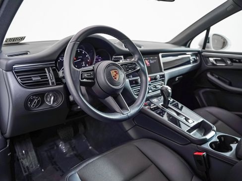Certified 2023 Porsche Macan AWD/4WD image 4