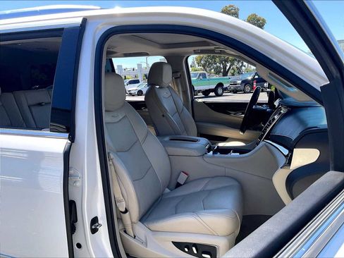 Used 2019 Cadillac Escalade Luxury AWD/4WD image 10