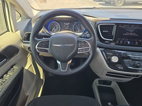 Used 2020 Chrysler Pacifica Touring image 10