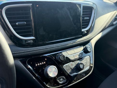 Used 2021 Chrysler Pacifica Touring w/ S Appearance Package FWD image 9