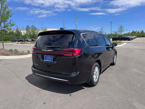Used 2023 Chrysler Pacifica Touring-L FWD image 4