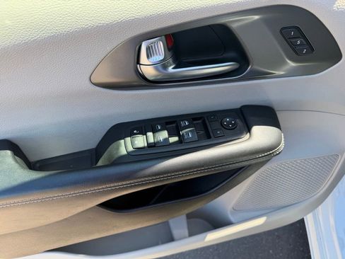 Used 2023 Chrysler Pacifica Touring-L FWD image 15