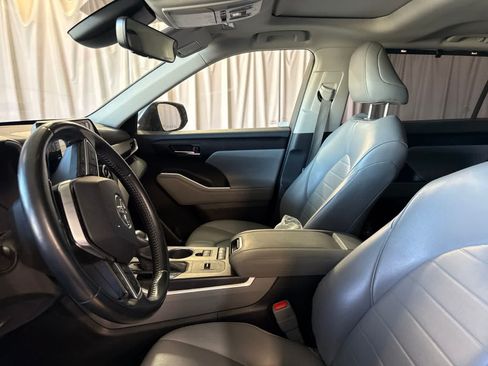 Used 2020 Toyota Highlander XLE FWD image 16