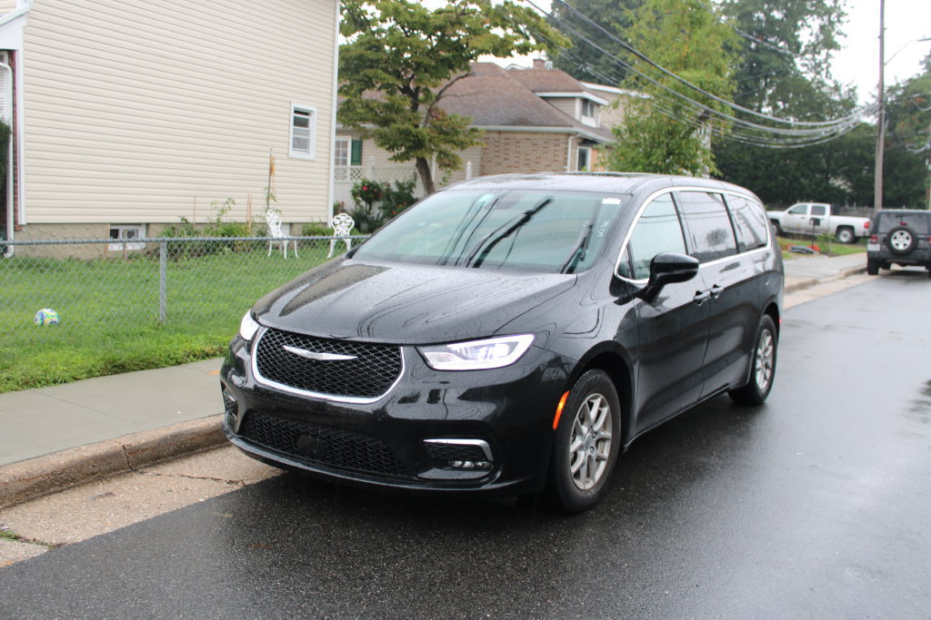 Used 2025 Chrysler Pacifica Select FWD image 2