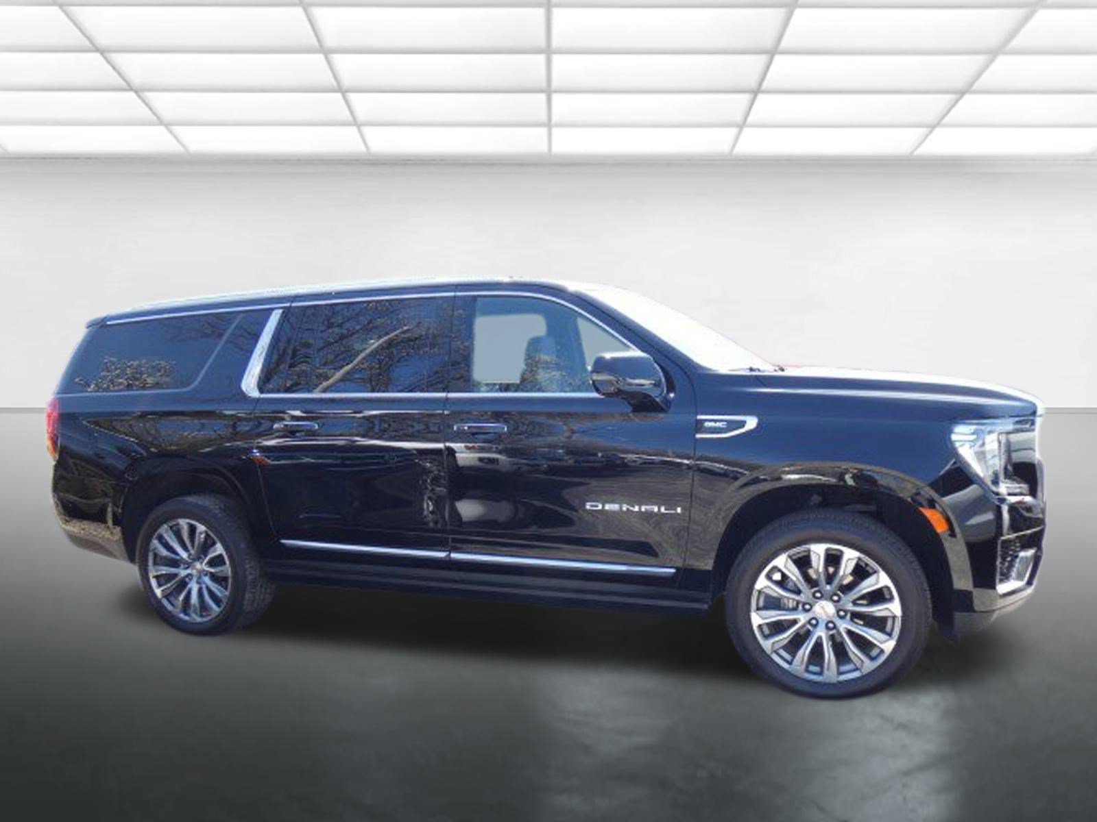 Used 2023 GMC Yukon XL Denali AWD/4WD image 3