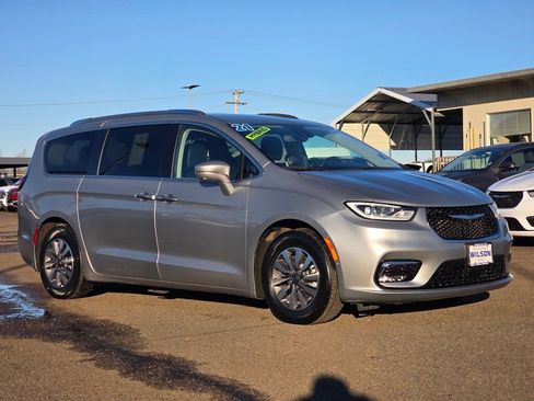 Used 2021 Chrysler Pacifica Touring-L image 30