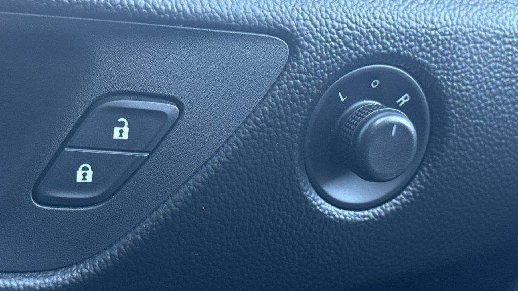 Used 2017 Chevrolet Cruze Premier FWD image 36