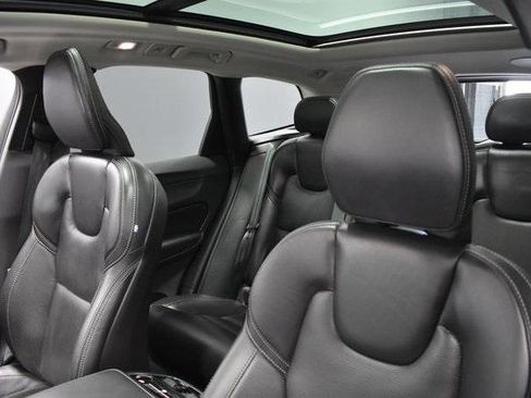 Used 2022 Volvo XC60 B5 Inscription w/ Climate Package image 17
