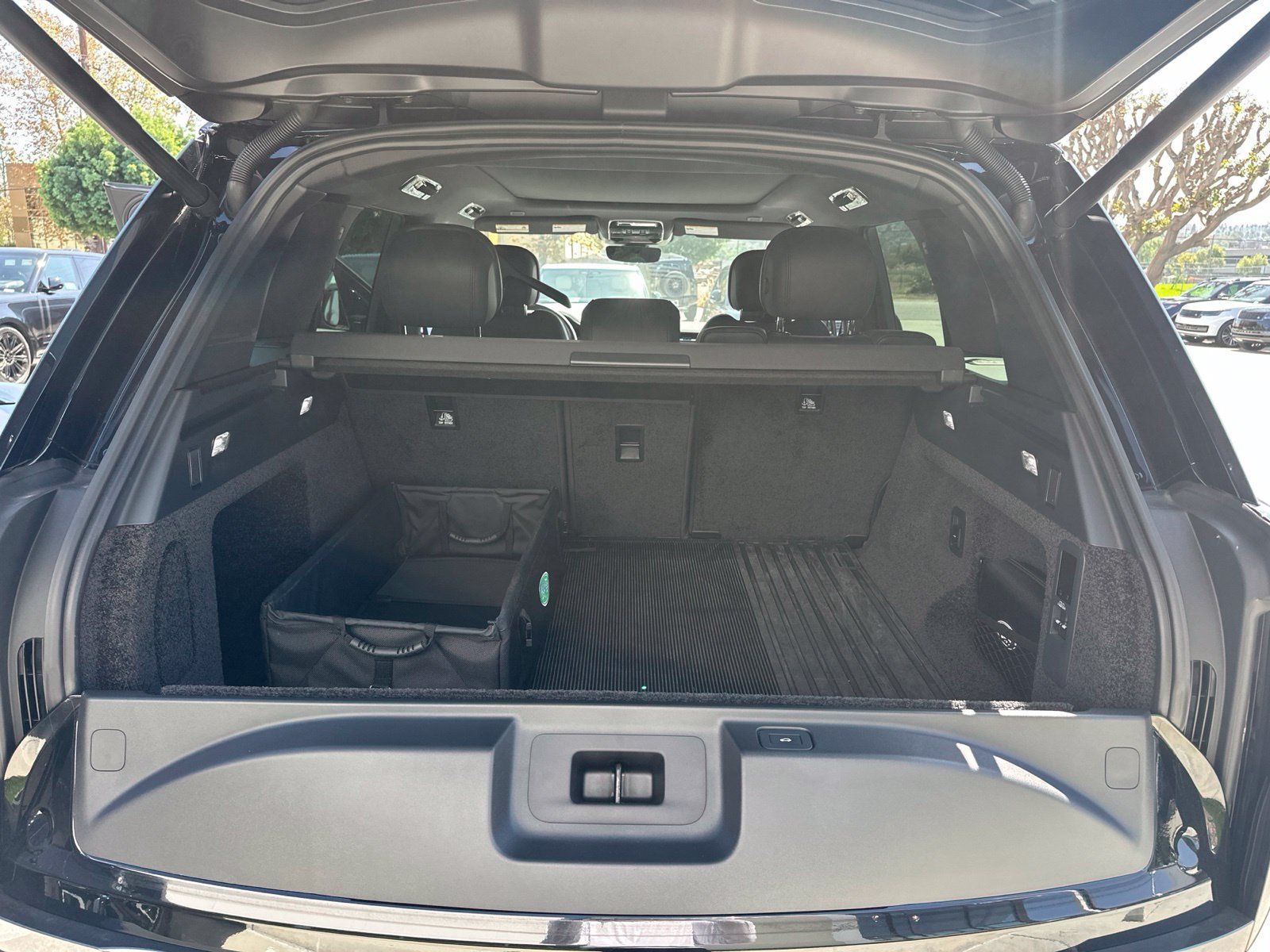 Certified 2025 Land Rover Range Rover SE AWD/4WD image 19