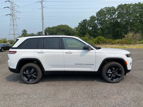 New 2025 Jeep Grand Cherokee Altitude image 2