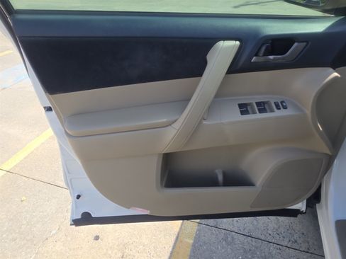 Used 2012 Toyota Highlander FWD w/ Tech Pkg image 9