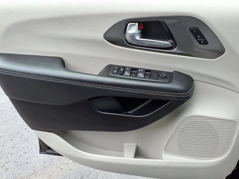 Used 2023 Chrysler Pacifica Touring-L FWD image 15