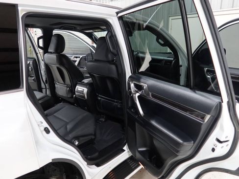 Used 2023 Lexus GX 460 Premium w/ Accessory Package AWD/4WD image 12