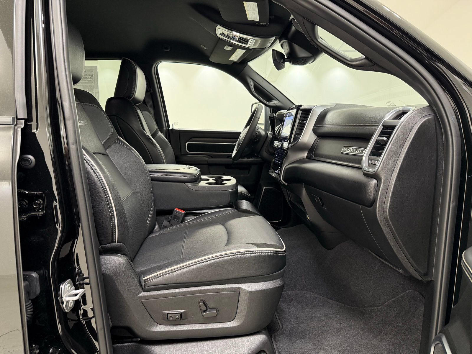 Used 2025 RAM 2500 Laramie AWD/4WD image 34