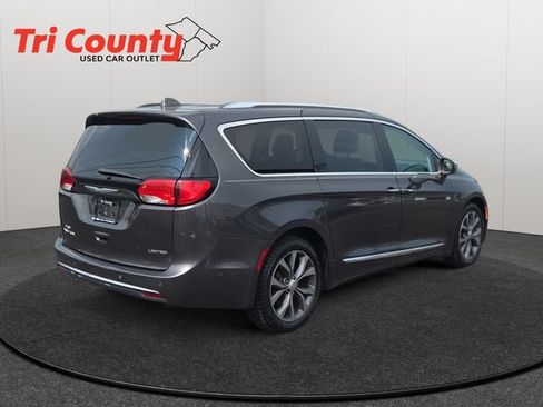 Used 2017 Chrysler Pacifica Limited w/ Advanced Safetytec Group FWD image 8