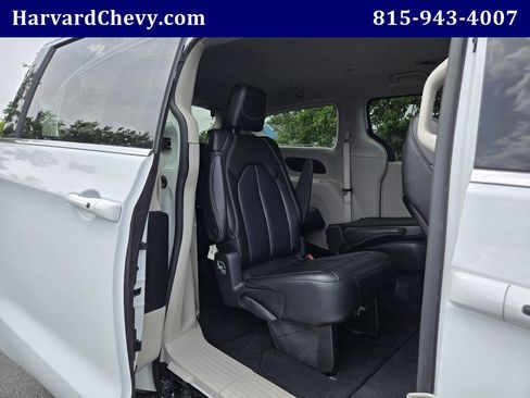 Used 2023 Chrysler Pacifica Touring-L FWD image 39