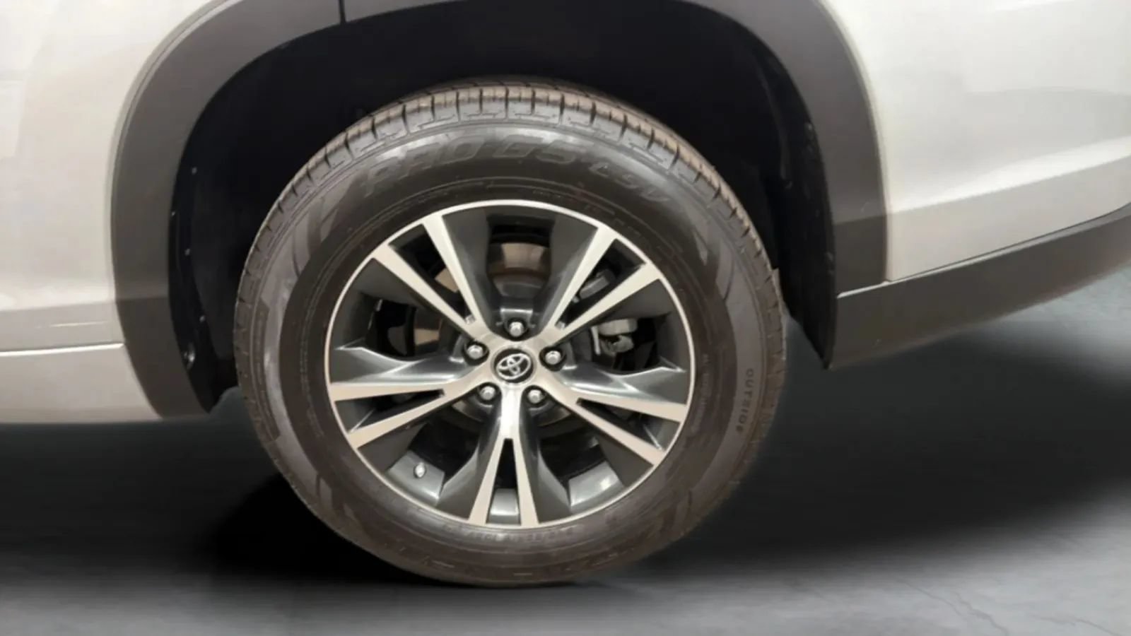 Used 2017 Toyota Highlander Plus FWD image 26