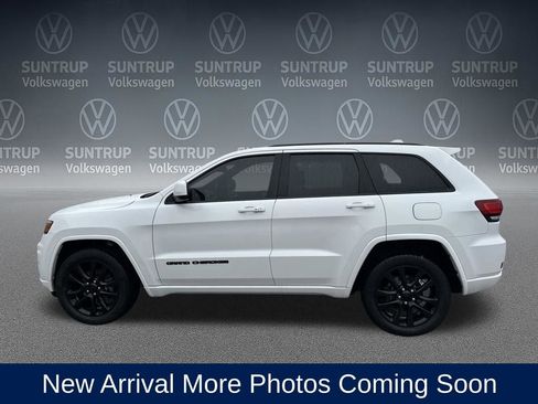Used 2018 Jeep Grand Cherokee Altitude image 3