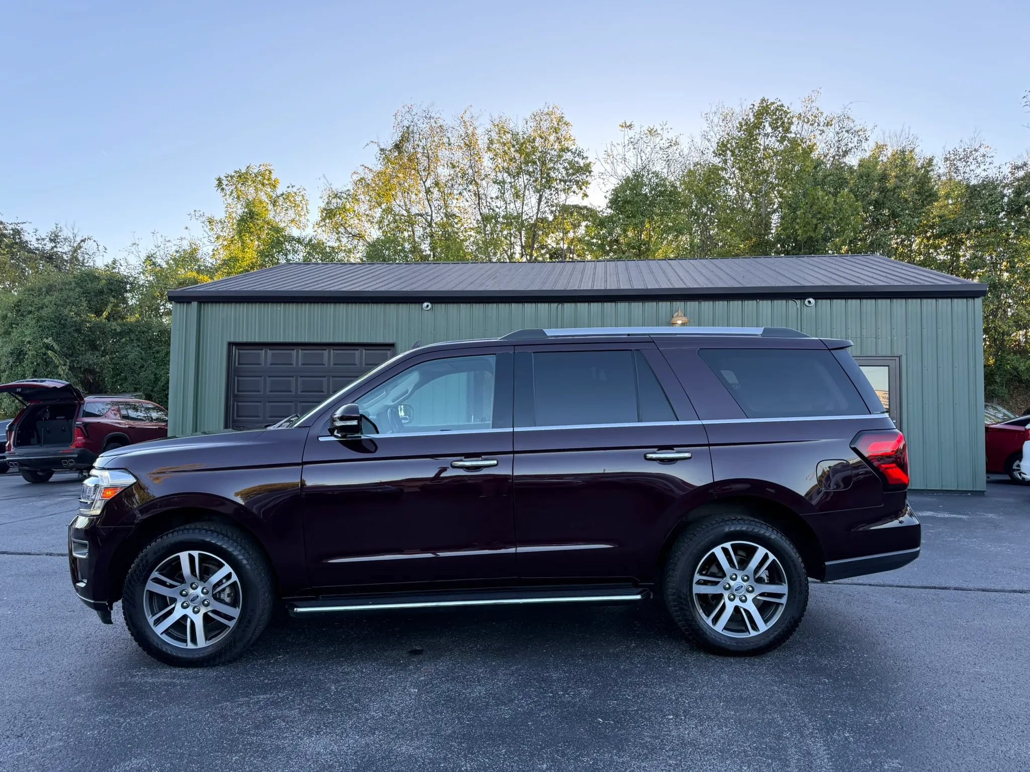 Used 2023 Ford Expedition Limited AWD/4WD image 3