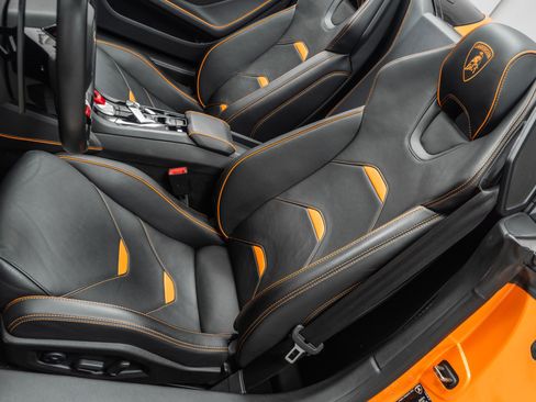 Used 2020 Lamborghini Huracan EVO image 23