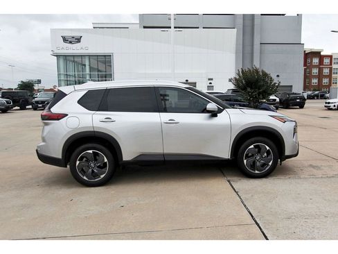 Used 2025 Nissan Rogue SV w/ SV Premium Package FWD image 7