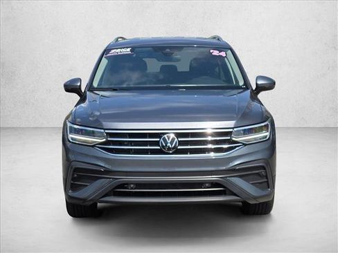 Used 2024 Volkswagen Tiguan SE image 2