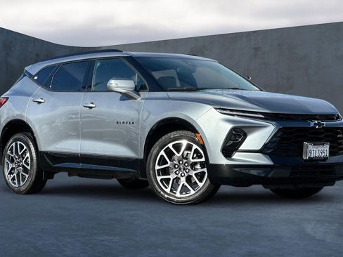 Used 2025 Chevrolet Blazer RS image 2