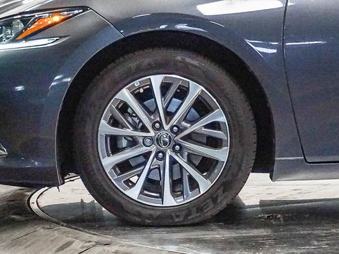 Used 2022 Lexus ES 300h w/ Accessory Package 2 FWD image 9