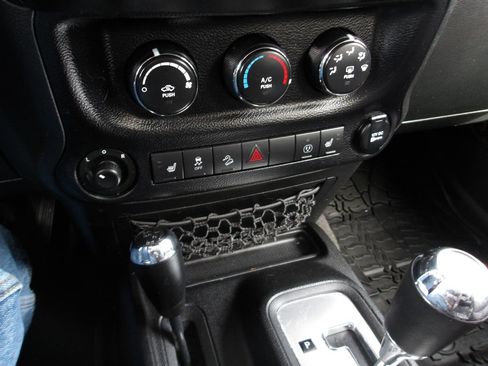 Used 2014 Jeep Wrangler Unlimited Sahara w/ Mopar Chrome Edition Group AWD/4WD image 19